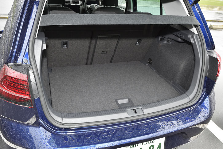 「ゴルフTSIハイライン」のラゲッジルームの容量は380リッター。リアシートを倒すと、1270リッターまで拡大できる。