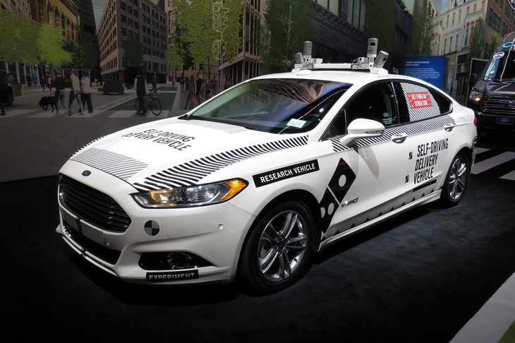 ドミノ・ピザとの協業による、ピザの自動宅配システムの実験車両。