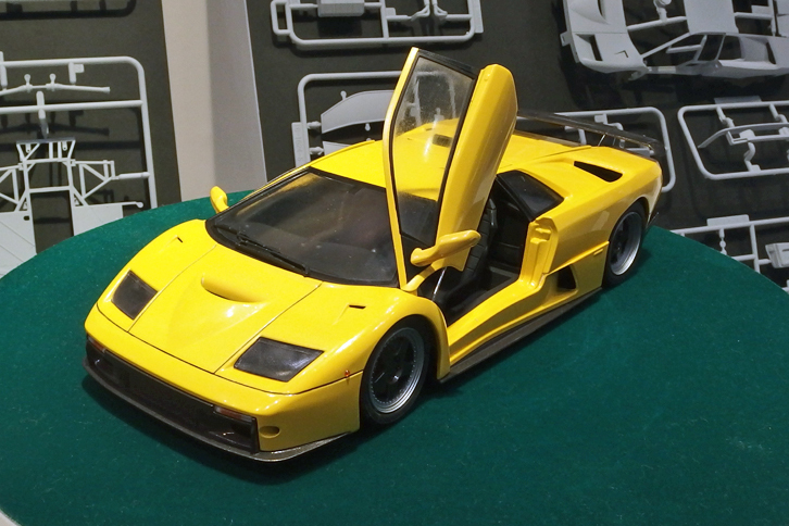 アオシマの、これも完全新金型という1/24「ランボルギーニ・ディアブロGT」。2016年12月発売予定で、価格は4860円。