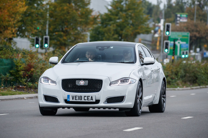 「XJ」の誕生50周年記念モデル「XJ50」。試乗車には、日本仕様にはない300psのディーゼルエンジンが搭載されていた。