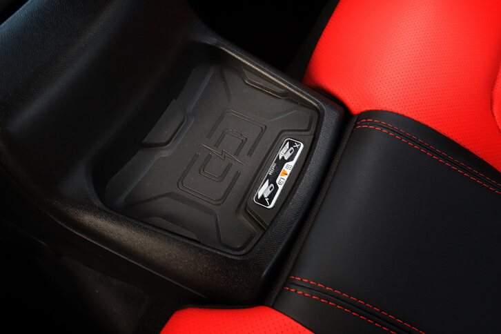 充実した装備も新型「カマロ」の特徴。携帯端末のワイヤレスチャージング機能や、同車専用に開発されたというBOSE製のサウンドシステムなどが標準で搭載される。