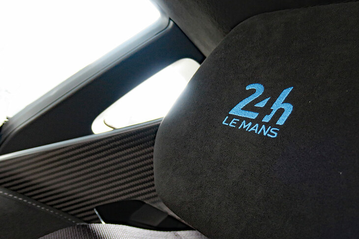 サベルト製バケットシートに刺しゅうされた、ルマン24時間レースの公式サイン。