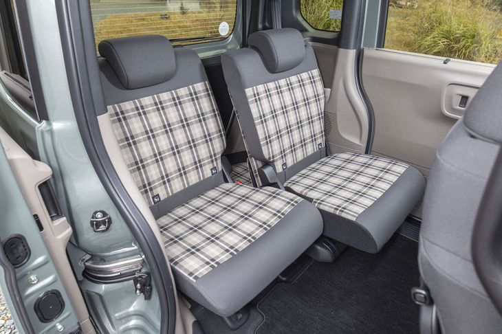 チェック柄の表皮はもちろん後席にも採用。こちらは「マルチユースフラップ」のようなギミックはないが……