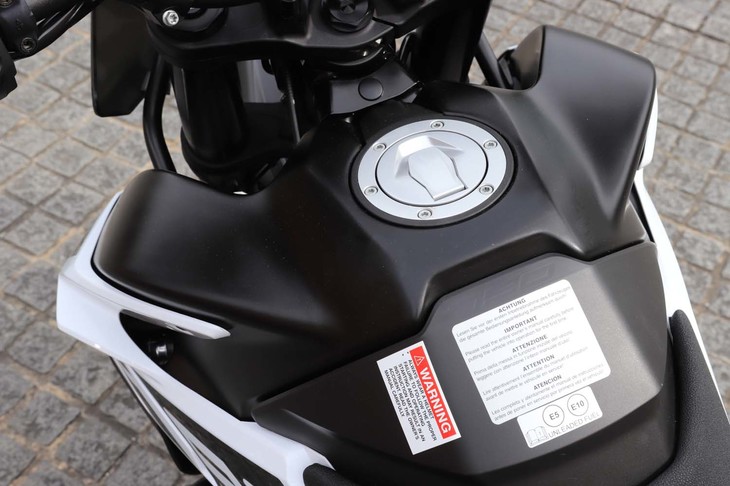 タンク容量は約20リッター。一給油でおよそ450kmの航続を可能とする。