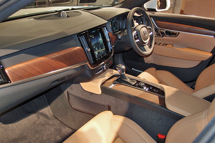 天然素材がふんだんに使われた「S90 T6 AWD インスクリプション」のインテリア。センターコンソールの9インチモニターが目を引く。