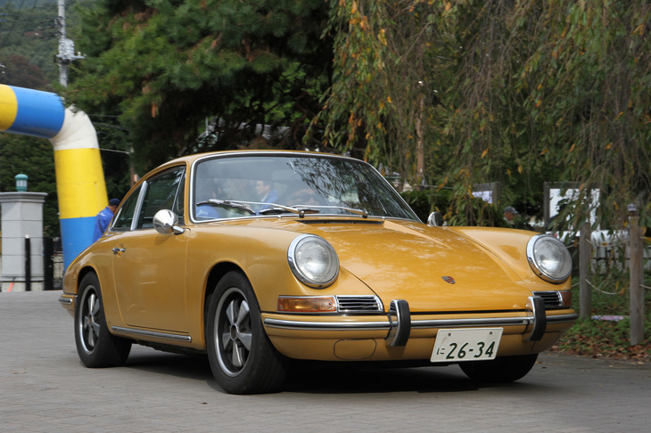1966年「ポルシェ911」。2リッター時代のナロー911。年季の入ったバハマイエロー（個人的にナローで一番好きなボディーカラー）の色合いも味わい深い。