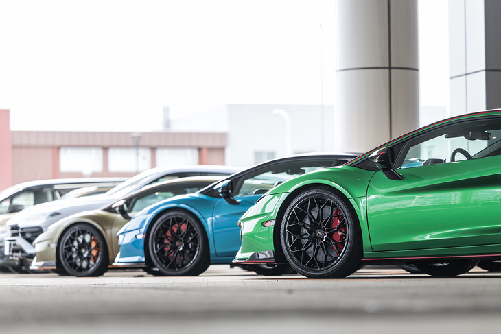 「テメラリオ」の標準装着タイヤは前が255の20インチ、リアが325の21インチ。スーパーカーらしいサイズだが、「ブリザックLM005」がディーラーやブリヂストンの直営店などで手に入るようになっているのはありがたい。