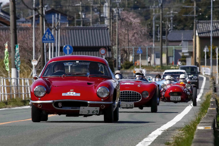 先行スタートした4台のバルケッタが1957年「ロータス・エリート」に先導されて向かった先は？