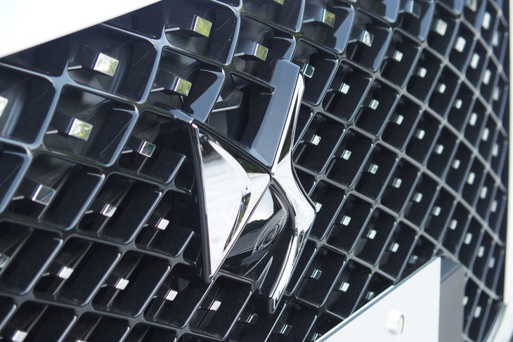 DS 4リヴォリE-TENSE（エンブレム）