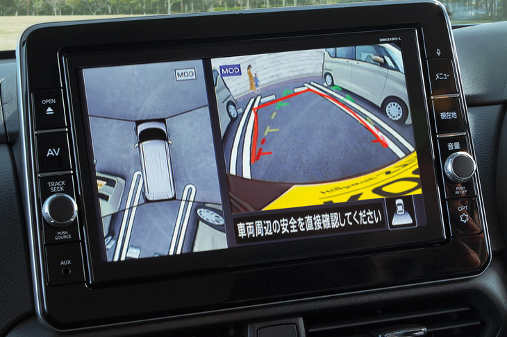 複数のカメラ映像を合成し、自車を上から見下ろしたような映像を表示するアラウンドビューモニター。日産が2007年に初採用した。