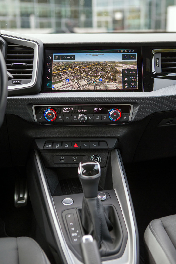 新型「A1スポーツバック」のセンタークラスターまわり。操作インターフェイスに積極的にタッチパネルを取り入れているアウディだが、同車ではインフォテインメント関連は上部のスクリーン、空調などその他の機能は機械式のスイッチやダイヤルと、使い分けがなされているようだ。