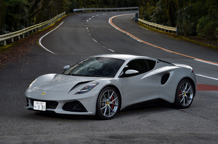 【ロータス・エミーラ ファーストエディションのスペック】
	ボディーサイズ：全長×全幅×全高＝4413×1895×1226mm／ホイールベース：2575mm／車重：1405kg／駆動方式：MR／エンジン：2リッター直4 DOHC 16バルブ ターボ／トランスミッション：8段AT／最高出力：365PS（269kW）/7200rpm／最大トルク：430N・m（43.8kgf・m）/3000-5500rpm／タイヤ：（前）245/35ZR20 95Y XL／（後）295/30ZR20 101Y XL（グッドイヤー・イーグルF1スーパースポーツ）／燃費：--km/リッター／価格：1661万円
	
	【取材時の燃費データ】
	テスト距離：248.2km（市街地2：高速道路6：山岳路2）／使用燃料：32.0リッター（ハイオクガソリン）／参考燃費：7.8km/リッター（満タン法）／9.3km/リッター（車載燃費計計測値）