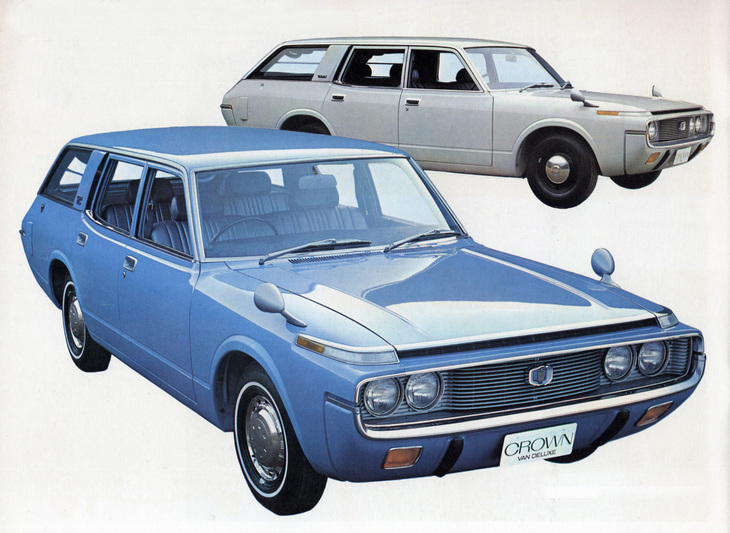 1971年「トヨタ・クラウン バン」。スピンドルシェイプと称するエアロルックにカラードバンパーを採用した4代目クラウンのバン。手前の「デラックス」は2リッター直6 SOHCを、後方の「スタンダード」は2リッター直4 OHVエンジンを積む。