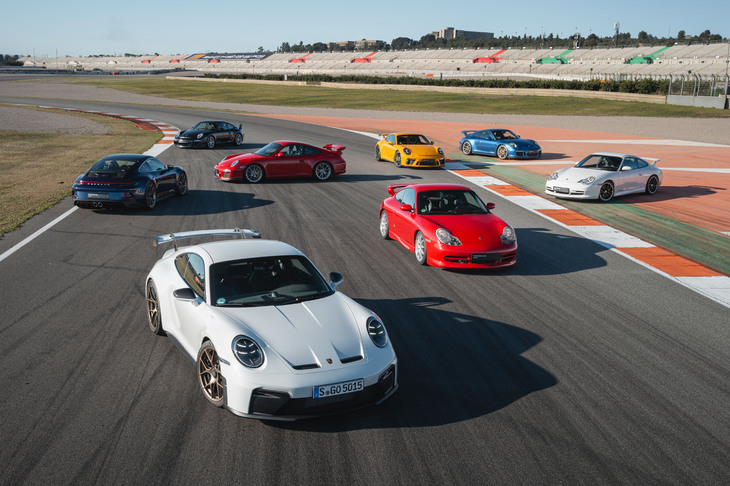全8世代の「911 GT3」が並ぶ。手前が最新型で、すぐ後ろの涙目ヘッドライトの赤い個体が初代だ。