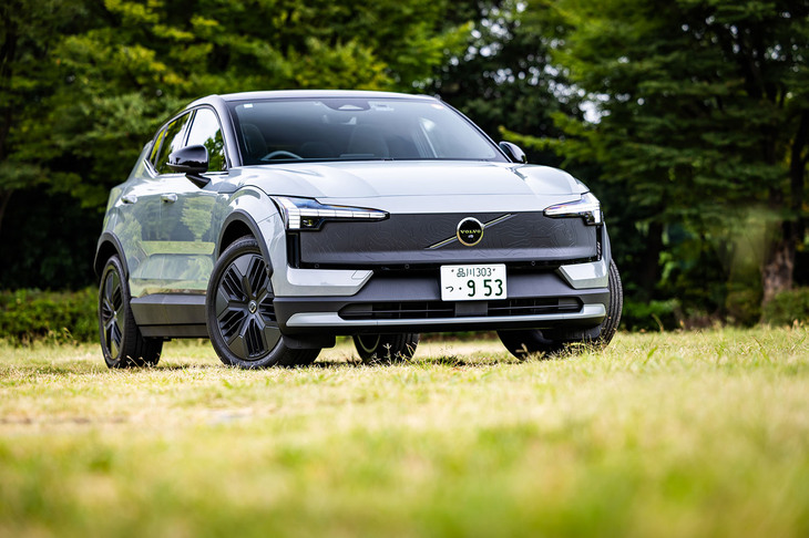2025年8月22日に発表された「EX30クロスカントリー」。ボルボ史上最もコンパクトなSUVとうたわれる電気自動車、EX30の新バリエーションで、引き上げられた車高やアウトドアテイストの外装デザインなどがセリングポイントだ。