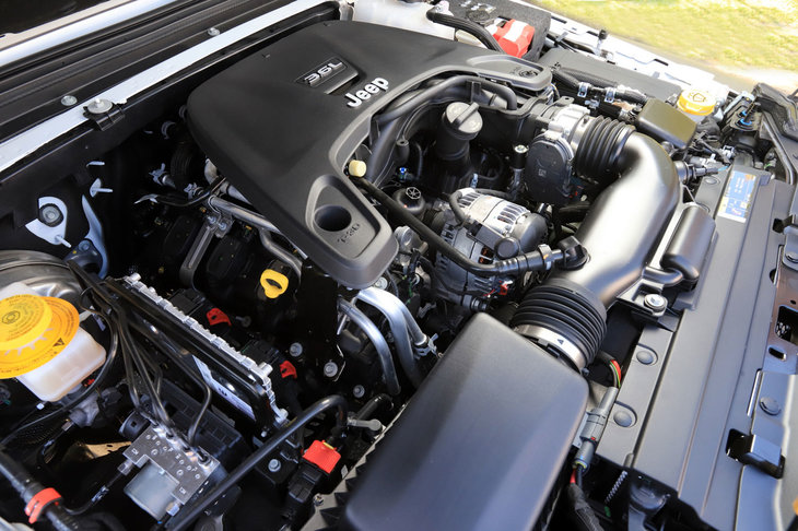 3.6リッターV6 DOHCエンジンについては、インテークバルブのリフト量を切り替えるバルブリフト機構を採用するなどの改良を実施。8段ATの採用とも相まって、従来モデルから23％の燃費向上を実現したという。