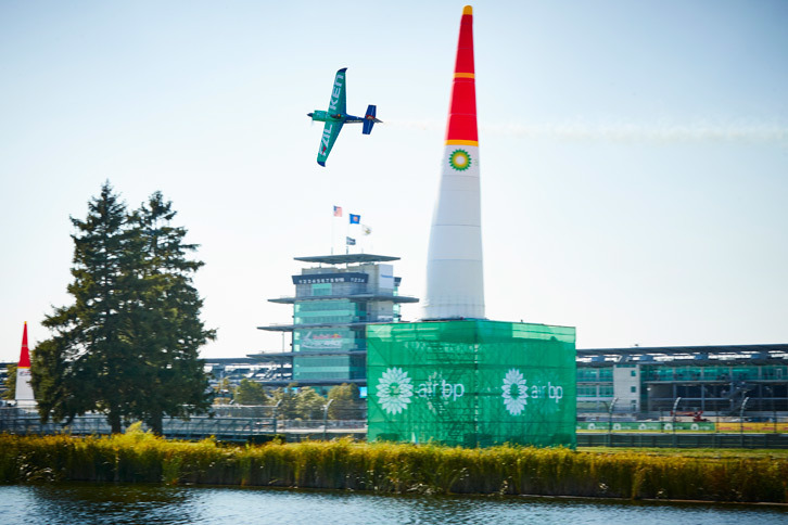 米・インディアナポリスのコースを飛ぶ室屋選手のエアレーサー。青と緑の、ファルケンタイヤのカラーリングが目を引く。（Andreas Langreiter/Red Bull Content Pool）