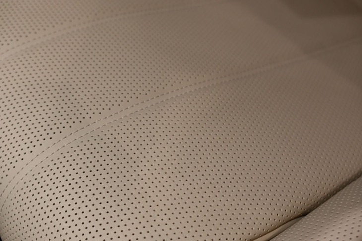 ベントレー・ベンテイガEWBアズール ファーストエディション（助手席の座面）