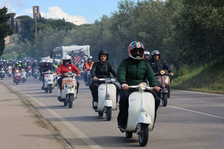 今回は2026年5月にイタリア中部シエナ県で開催されたベスパ・クラブのローカルイベントをお伝えする。写真はサン・ジミニャーノ郊外にて。