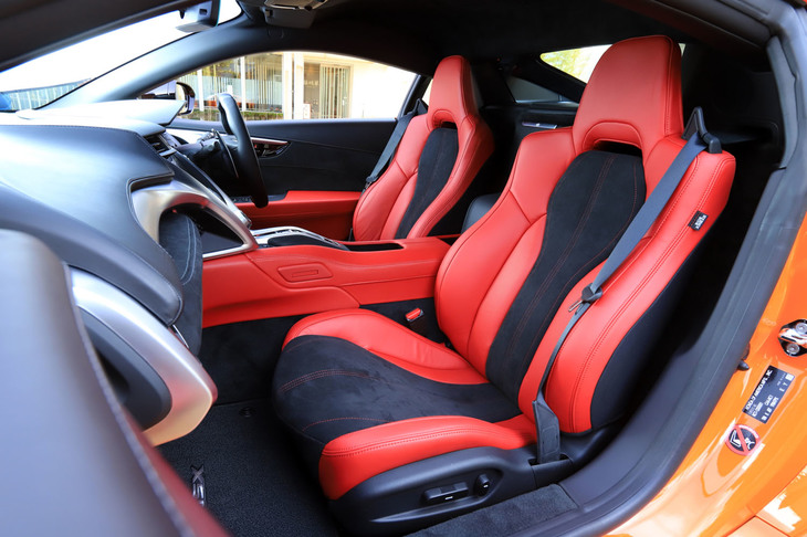 インテリアは、写真のレッド（赤系）のほか、エボニー（黒系）、オーキッド（白系）、サドル（茶系）、そして新色のインディゴ（青系）が選べる。シートのデザインはヘルメットの着用にも配慮したもので、座面や背もたれは写真のアルカンターラ以外に本革仕立て（オプション）にもできる。