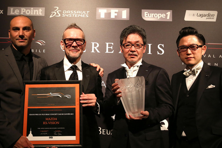 先代「デミオ」のチーフデザイナーを務めた、マツダの前田育男常務執行役員（右から2番目）。魂動デザインの生みの親としても知られる。