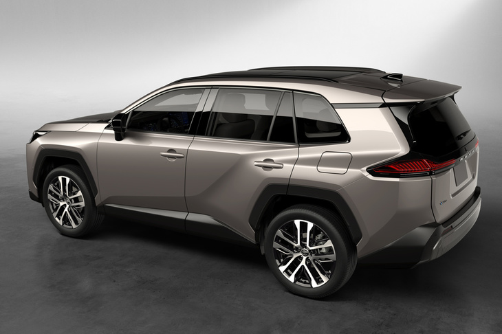 ほった「この角度がいちばん伝わりやすいかな……。ふわっとした表現で恐縮なんですが、新型『RAV4』って、古いアニメに出てくるロボットの足みたいな感じがするんですよ」