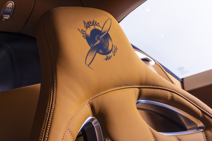 ブガッティ・シロン スポーツ“レ・レジェンド・デュ・シエル”（ヘッドレスト）