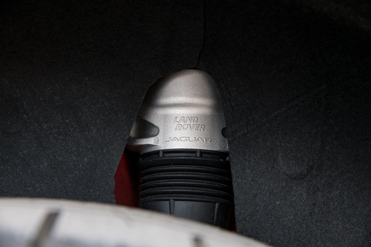 エアサスペンション装着車では、乗降時には40mm車高を下げ、オフロード走行時には50mm車高を上げることが可能。105km/h以上の車速で巡航すると、自動で10mm車高が下がり、空気抵抗を低減させる。