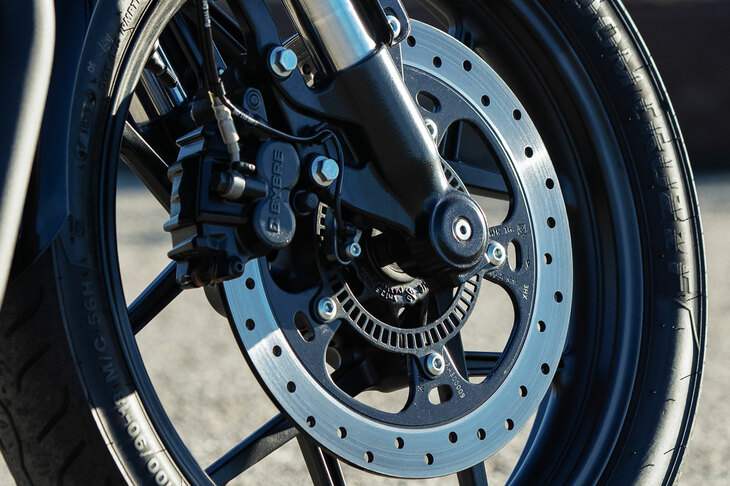 ブレーキは印バイブレ製で、前にφ320、後ろにφ300のシングルディスクを装備。キャリパーはともにフローティングマウントの2ピストンだ。他のロイヤルエンフィールドの最新モデルと同じく、2チャンネルABSが標準装備される。