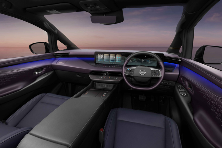 新型「エルグランド」のインストゥルメントパネルまわり。2枚のディスプレイを核としたインターフェイスなど、その基本は最新世代の日産各車に準じたものとなっている。