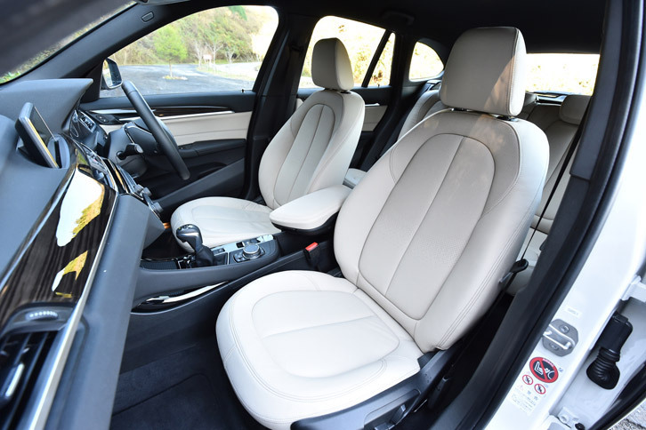 オプションで用意されるパーフォレーテッド・ダコタレザーのシート。「xライン」には、写真のオイスターのほか、ブラック、モカの全3色のシートカラーが用意されている。