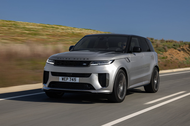 「レンジローバー・スポーツSV」が0-100km/h加速に要する時間は3.8秒。最高速は290km/hとなっている。