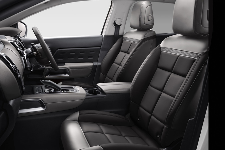 ヒーターとマルチランバーサポート機能を内蔵するシートを運転席に採用。前後のシート表皮は、上質なナッパレザー仕立てとなる。「C5エアクロスSUV」の他のグレードではオプションとなるパノラミックサンルーフが、「プラグインハイブリッド」では標準装備とされている。