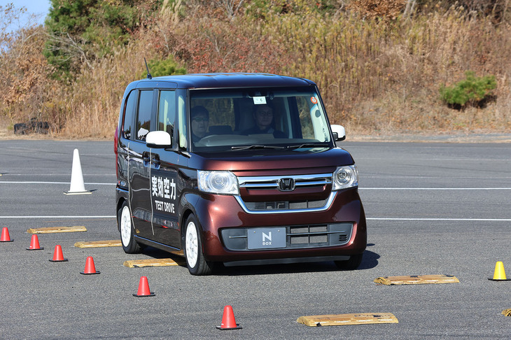 モデューロユーザーにはおなじみの“実効空力”を体験するための「ホンダN-BOX」。リアの上部にある、シェブロン形状のパーツの有無による違いを体験するのだが、確かに、クルマの動きは驚くほど変わる。ホンダアクセスが参画するイベントでは同様の体験会がよく実施されるので、読者の皆さんもぜひ試してみてほしい。目から鱗（うろこ）が落ちる体験になるはずだ。