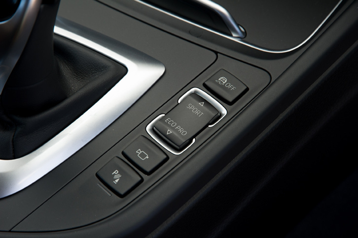 走行モード切り替え機構「ドライビングパフォーマンス・コントロール」の操作スイッチ。「ECO PRO」「コンフォート」「スポーツ」「スポーツプラス」の4種類の走行モードが用意される。