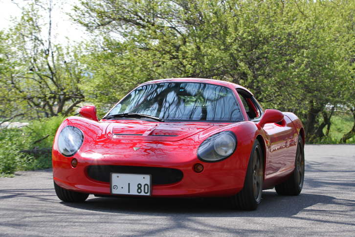 2002年「ヴィーマックRD180」。ホンダ製の1.8リッター直4 DOHC 16バルブエンジンを縦置きにミドシップした、日英共同開発の少量生産スポーツカー。