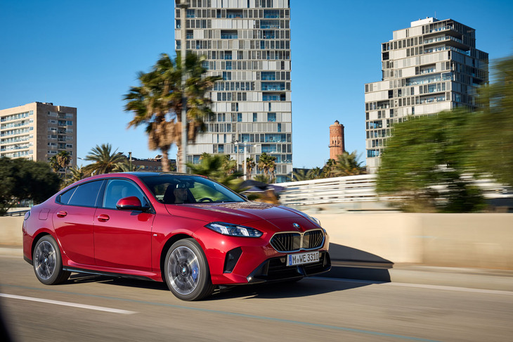 今回はマイルドハイブリッドの1.5リッター3気筒ターボエンジンを積む「220」（写真）と2リッター4気筒ターボの「M235 xDrive」（後半に出てくる黄色い個体）を試した。