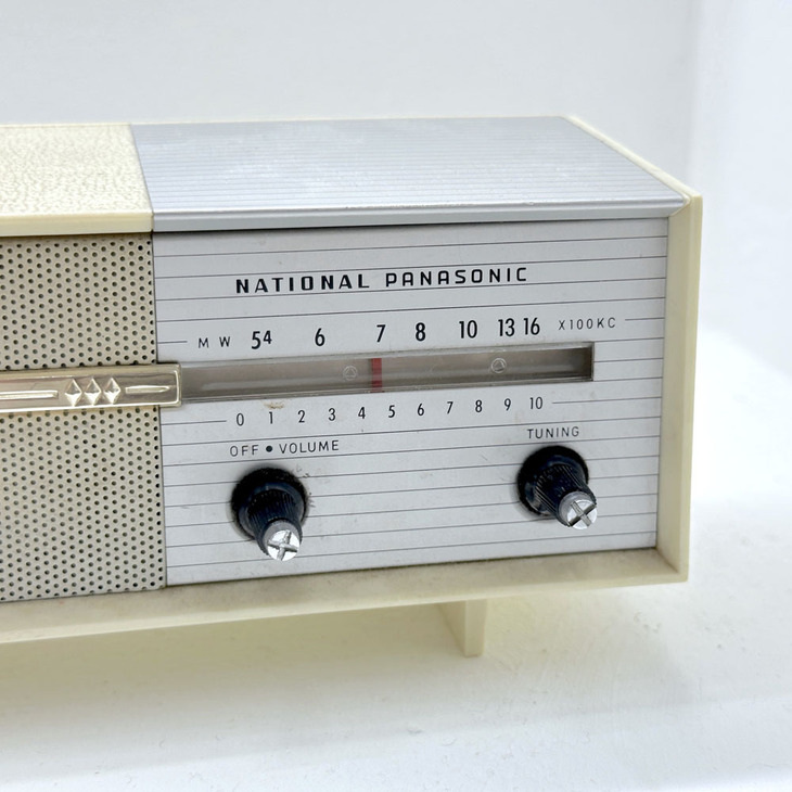 操作部は至ってシンプル。いっぽうプレス入り金色のモールは、なにやら当時の米国車に通じるものがある。