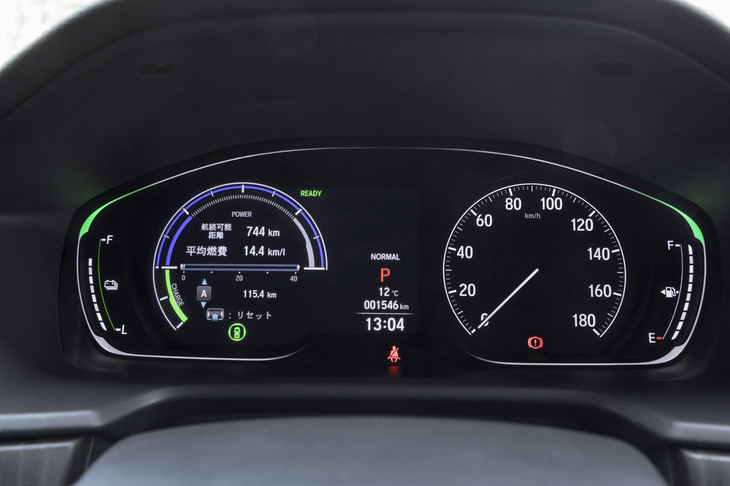 メーターパネルは7インチサイズのフルカラー液晶パネル（左側）とアナログメーター（右側）が組み合わされたもの。