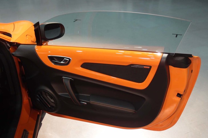 アルピーヌA110S（ヘリテージカラー採用車のドア）