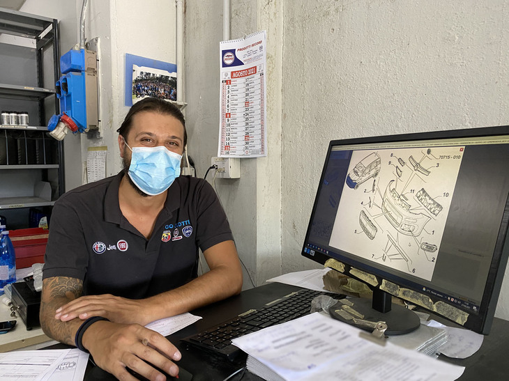 ステランティス系パーツを担当しているシモーネさん。