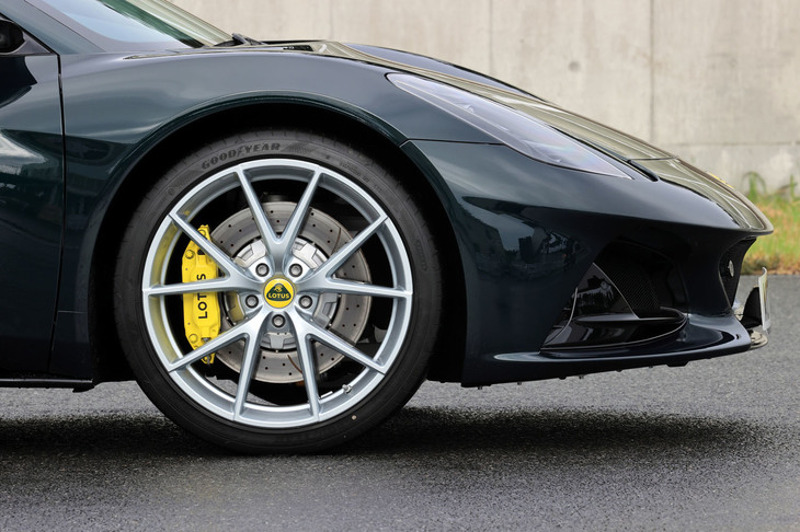 タイヤサイズは前：245/35R20、後ろ：295/30R20。タイヤの銘柄は、ロータスの認証を受けた「グッドイヤー・イーグルF1スーパースポーツ」と「ミシュラン・パイロットスポーツ カップ2」から選択できる。