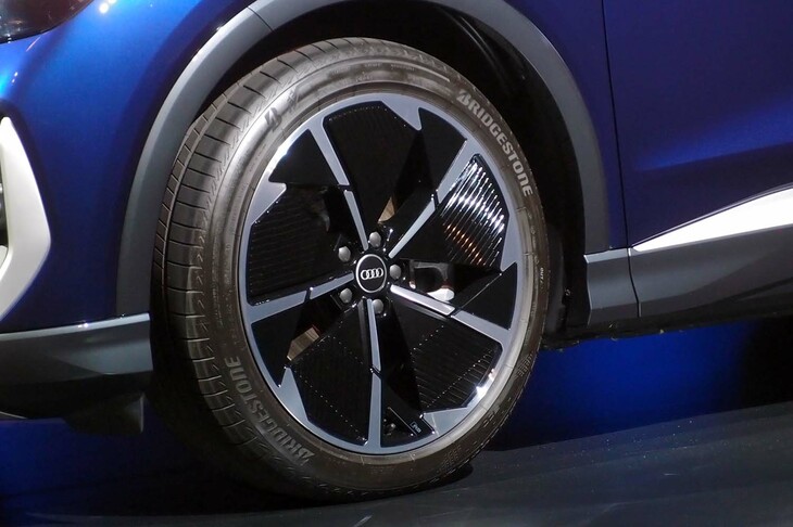 アウディQ4 40 e-tron Sライン（フロントホイール）