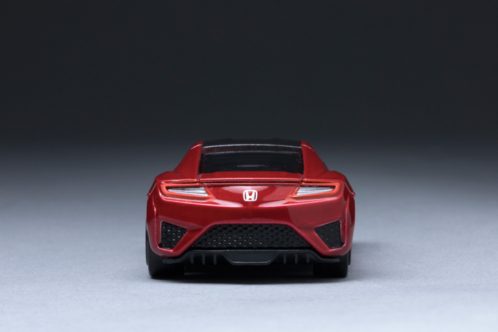 複雑なパワープラントを搭載するため、ボディーの各所に冷却のための開口部が設けられている。車内を通過した空気は、放出する際にマイナスリフトの発生に役立てているという。（写真＝郡大二郎）