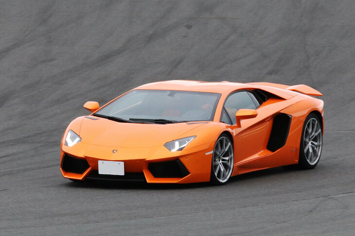 「ランボルギーニ・アヴェンタドール」は、2011年に誕生した「ムルシエラゴ」の後継となるフラッグシップモデル。撮影車はプレーンなデザインが美しい前期モデル「LP700-4」だ。