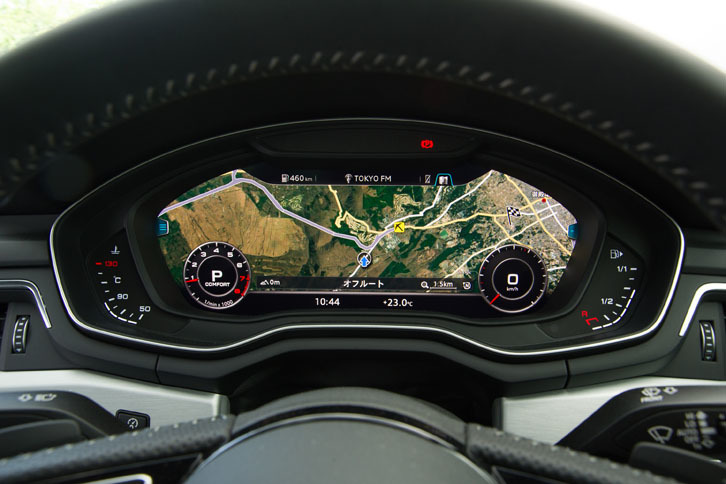 メーターパネルがフル液晶表示となる「バーチャルコックピット」は7万円のオプション。写真はマップではなく、航空写真のGoogleアースを表示させたところ。
