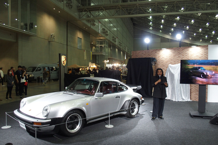 「ターボNo.1コレクション」を発表するポルシェライフスタイル キーアカウントマネージャーのソバナ・トゥライラジャー氏。