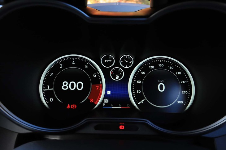 フル液晶タイプのメーターパネル。ノーマル（写真）／スポーツ／トラックの各走行モードに合わせて、表示デザインが切り替わる。