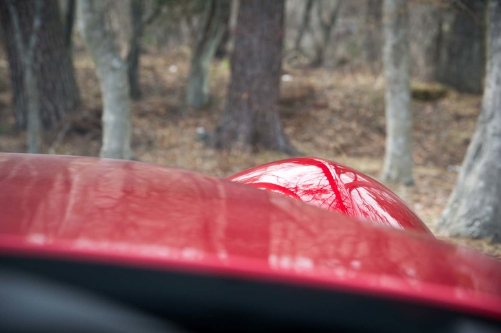 ウインドスクリーン越しにフロントフェンダーの峰がよく見える。ボディーの見た目から受ける印象とは裏腹に、前方の見切りが良く運転しやすいクルマだ。