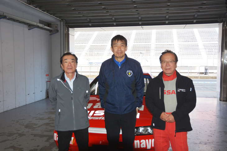 テスト走行を担当した加藤氏、神山氏と、日産名車再生クラブの木賀新一代表（中央）。
